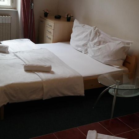 Hotel Praha Club Bed & Breakfast Екстер'єр фото