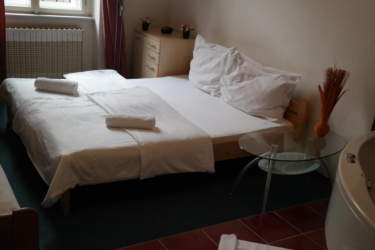 Hotel Praha Club Bed & Breakfast Екстер'єр фото