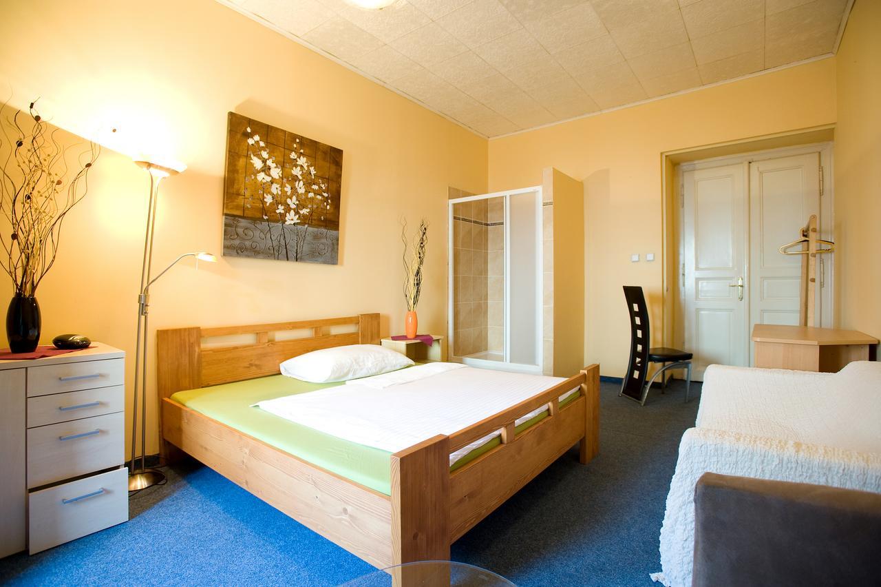Hotel Praha Club Bed & Breakfast Екстер'єр фото
