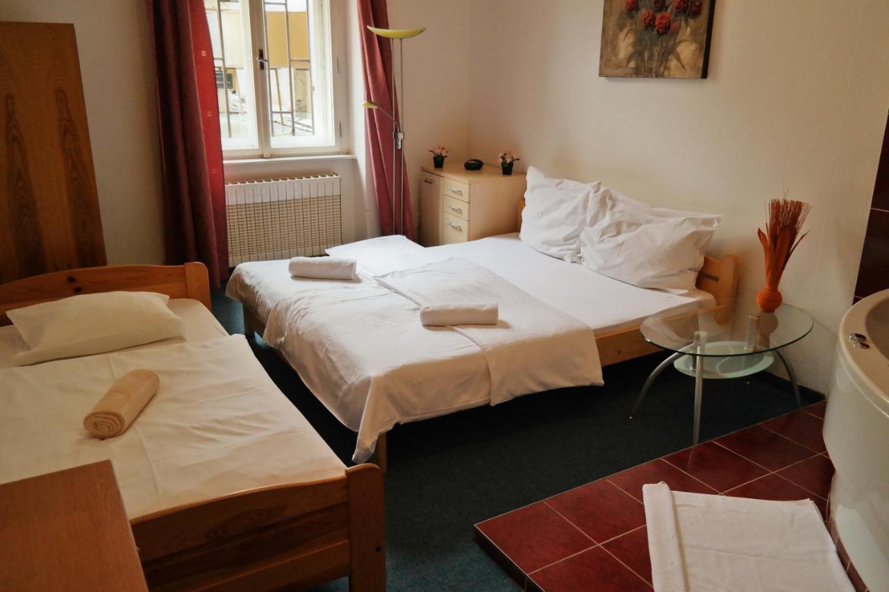 Hotel Praha Club Bed & Breakfast Екстер'єр фото